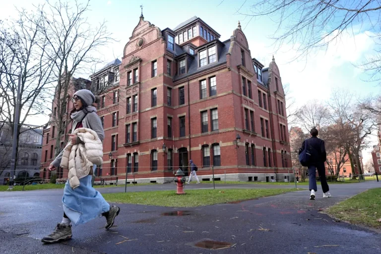 Jueza bloquea intento de Trump de prohibir inscripción de estudiantes extranjeros en Harvard