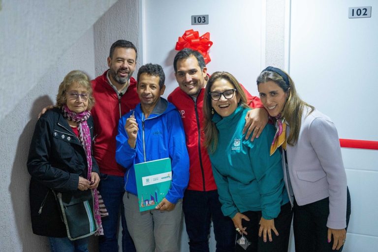 La Alcaldía Mayor de Bogotá y Cusezar entregan viviendas a familias reasentadas de zonas de alto riesgo