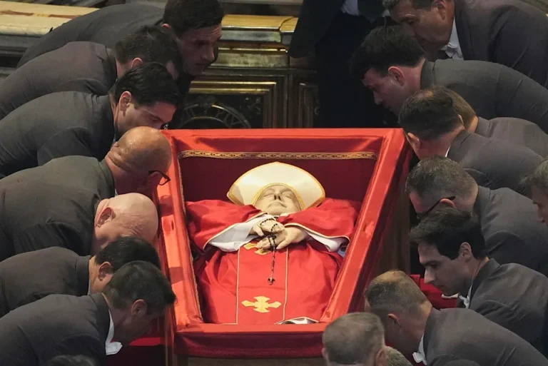 La basílica de San Pedro abre sus puertas para que los católicos se despidan del papa Francisco