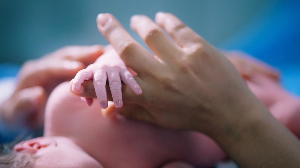 La Clínica Foscal, de Santander, no detiene la atención materno-infantil
