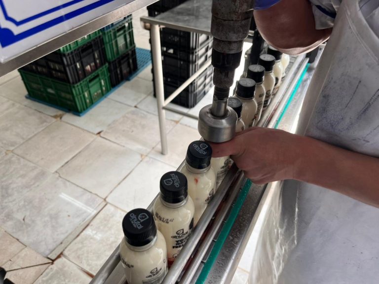 La mamá le prestó 200 mil pesos para fabricar un yogurt y hoy lo vende en 1.500 supermercados de 21 zonas del país