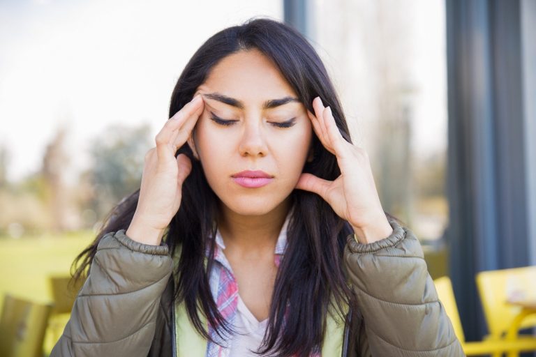 La migraña es tres veces más común en mujeres que en hombres