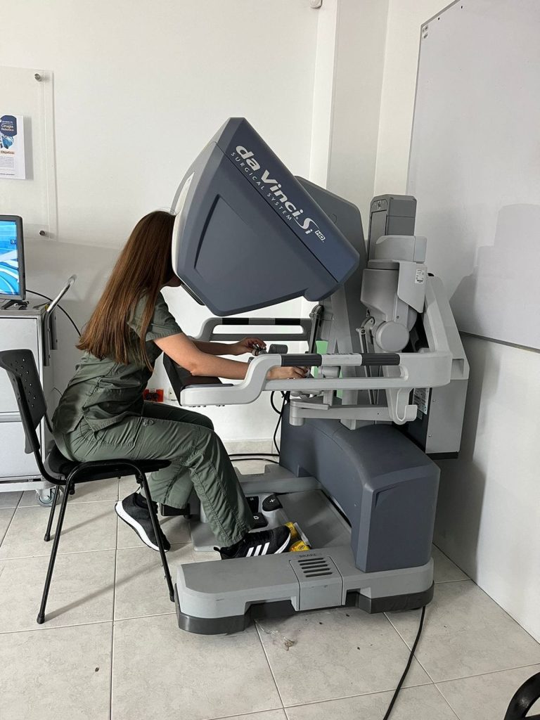 Lanzan programa de formación en cirugía robótica con tecnología Da Vinci