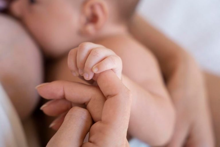 Lanzan programa gratuito en Bogotá para prevenir muertes maternas en el posparto