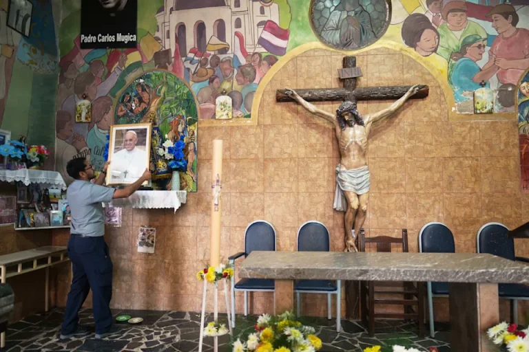 Las barriadas pobres de Buenos Aires lloran a Francisco y temen quedar desamparadas tras su muerte