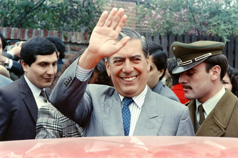 Las principales fechas en la colorida vida de Mario Vargas Llosa