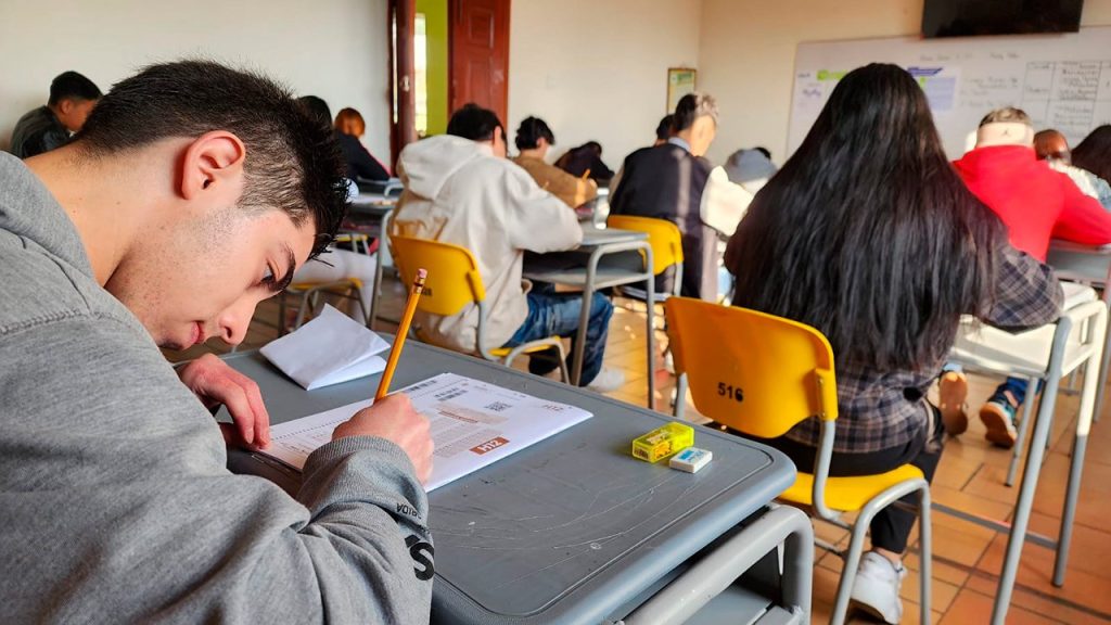 Ligera alza del puntaje de las pruebas Saber 11º, pero seguimos sin aprender mejor