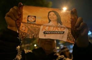 Ligera ventaja de la derechista Fujimori en el parejo escrutinio presidencial en Perú