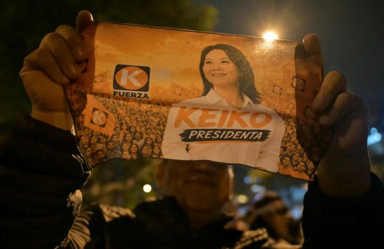 Ligera ventaja de la derechista Fujimori en el parejo escrutinio presidencial en Perú