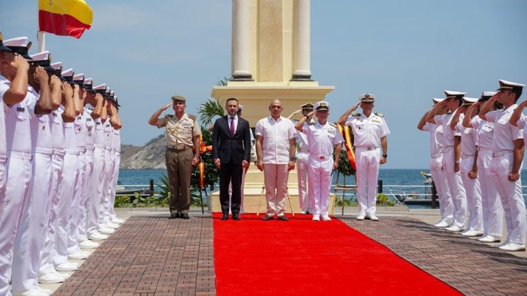 Llaves de Santa Marta al capitán del buque ‘Juan Sebastián de Elcano’