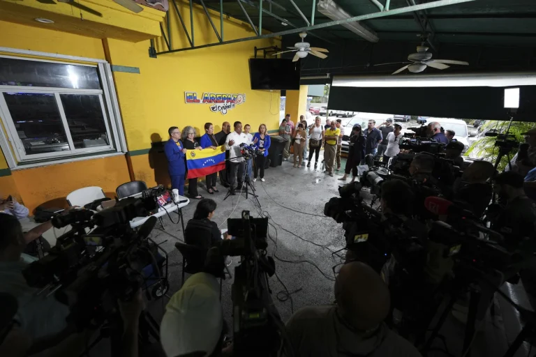 Llegan a Venezuela migrantes deportados de EEUU