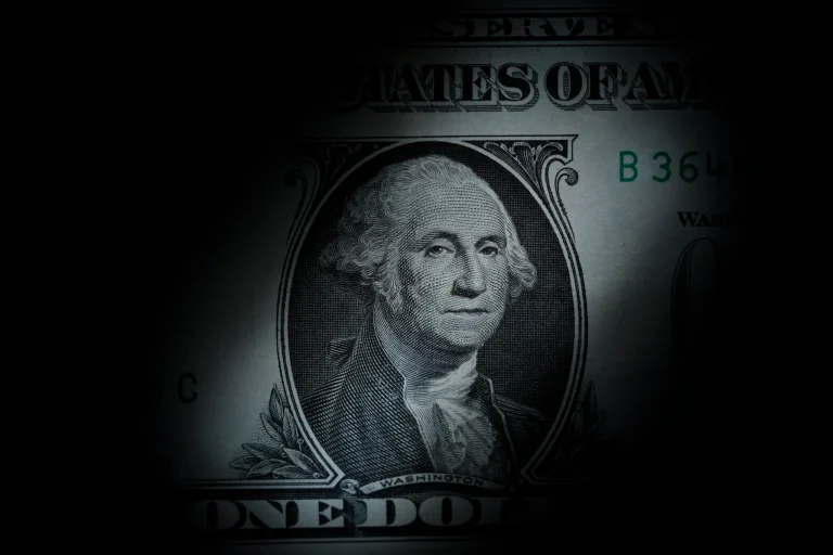 Lo que habría detrás de la caída del dólar hace temer lo peor para Estados Unidos