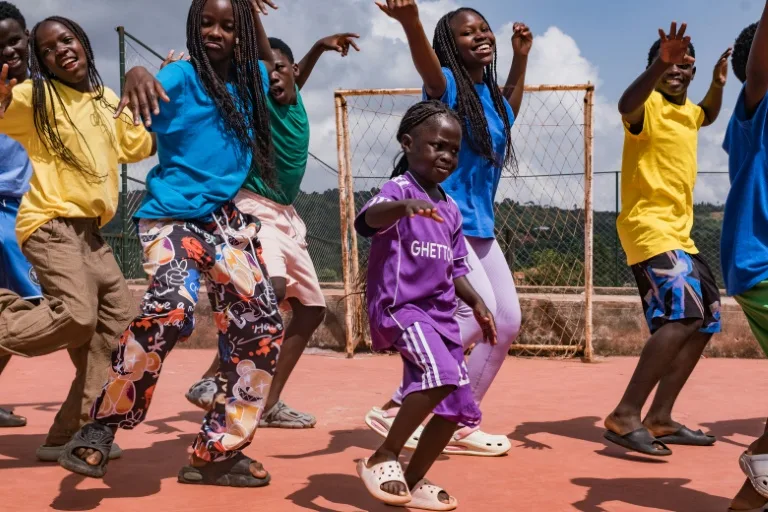 Los ‘Ghetto Kids’ de Uganda esperan ansiosos bailar con Shakira en el Mundial