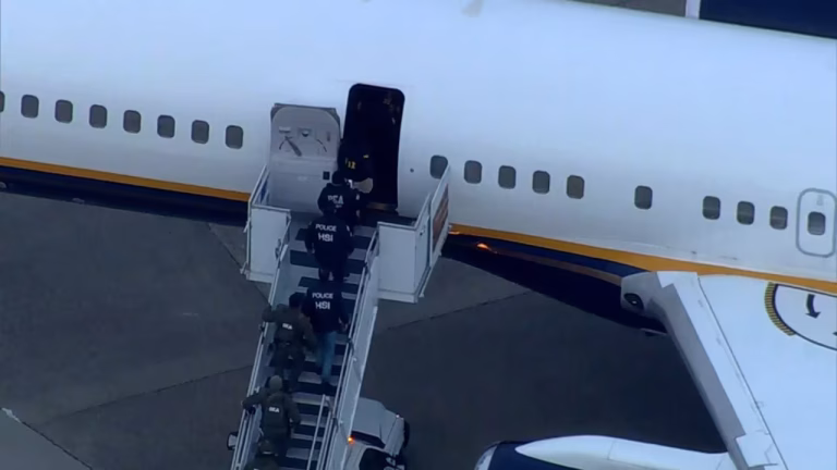 Maduro ya está en Nueva York, bajó esposado en compañía de su esposa