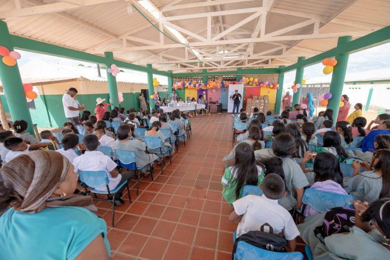 Más de 1.500 estudiantes de comunidades indígenas de La Guajira reciben dotación tecnológica