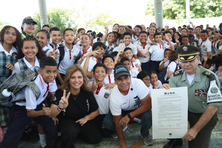 Más de 206 mil alumnos reiniciaron clases en Barranquilla