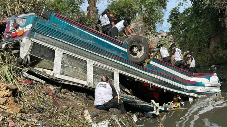 Más de 50 muertos al caer un autobús desde un puente en Guatemala