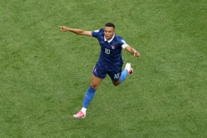 Mbappé clasifica a Francia a 16vos y sigue a la caza de Messi