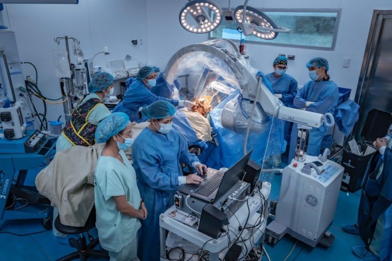 Médicos colombianos realizan cirugía para controlar la depresión a una mujer