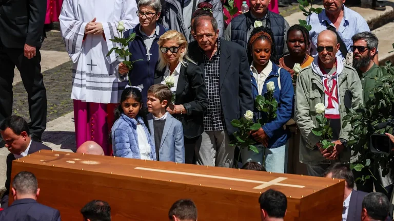 Mendigos, migrantes, presos y transexuales recibieron al papa Francisco en su última morada