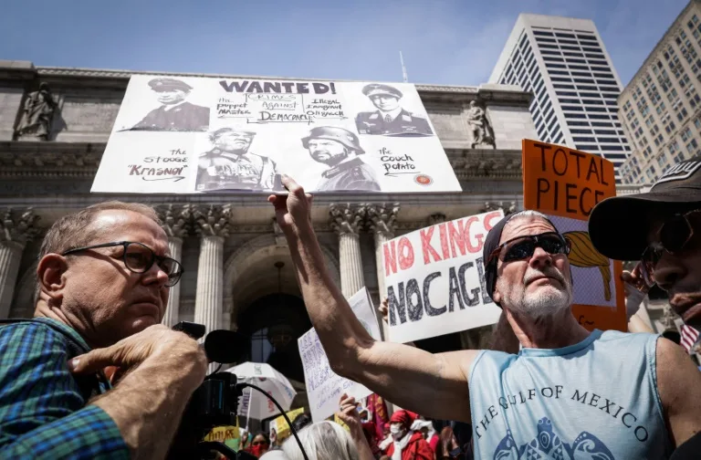 Miles de personas salen a las calles de Nueva York en defensa de la democracia