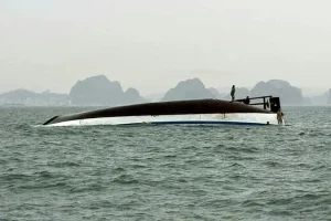 Mueren 34 personas al volcar un barco turístico en Vietnam