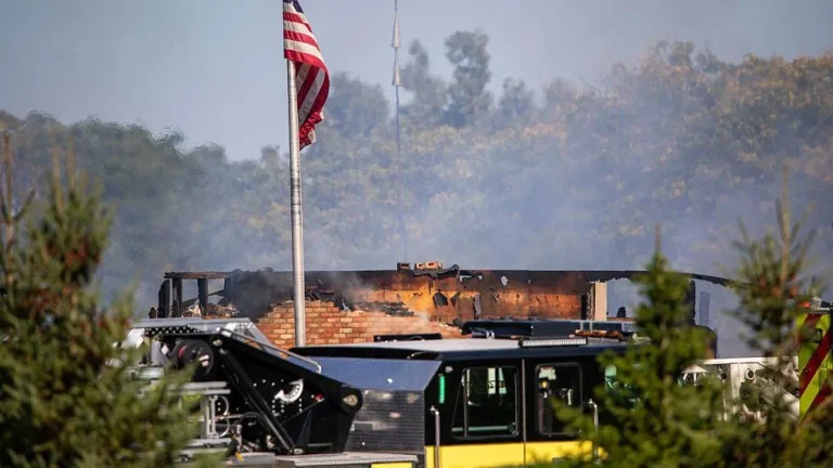 Mueren 4 personas en tiroteo e incendio en una iglesia mormona en Michigan