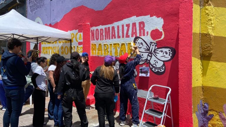 Mujeres con discapacidad visual transforman el espacio público con un mural colectivo en Bogotá