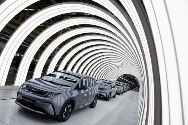 Nueva regulación para estaciones de carga de carros eléctricos e híbridos