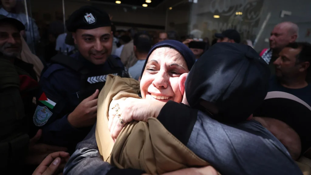 Palestinos celebran la liberación de cientos de presos y detenidos por Israel