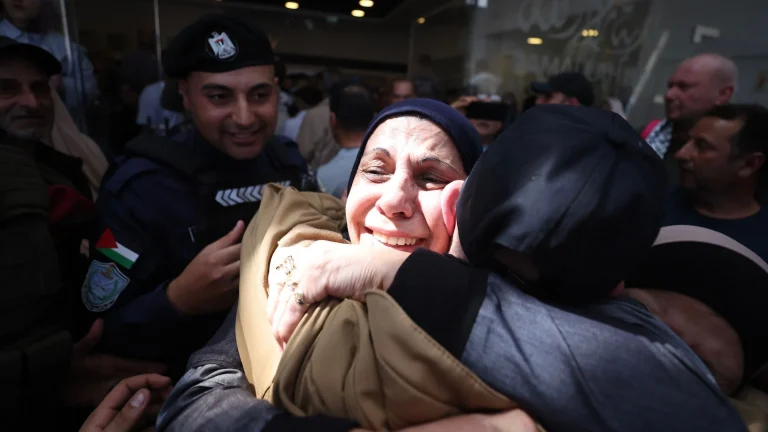 Palestinos celebran la liberación de cientos de presos y detenidos por Israel