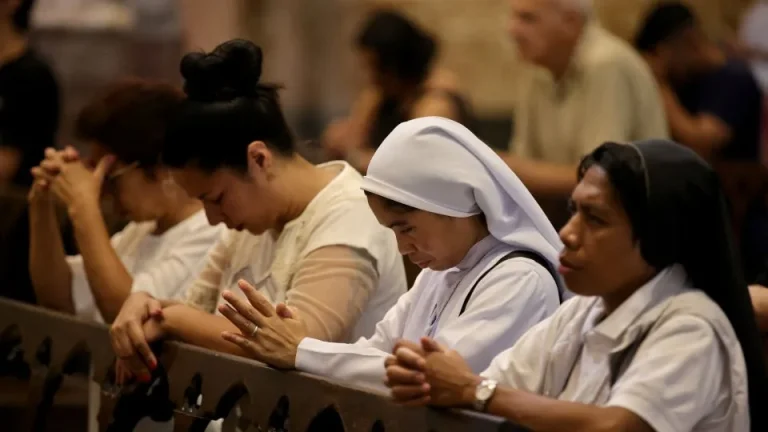 Papa muestra “mejoría” pero sigue en estado “crítico”, según el Vaticano