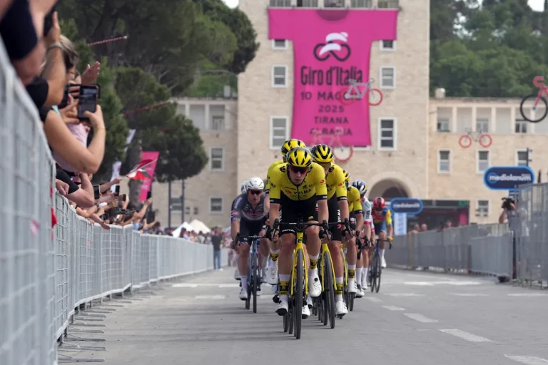 Pedersen gana etapa inicial del Giro de Italia en Albania. Venezolano Aular llega tercero