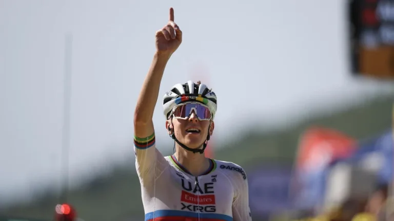 Pogačar da un golpe en el Tour de Francia: gana en solitario la etapa 12 y se viste de amarillo
