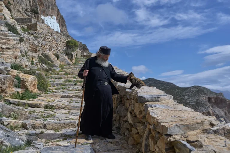 Por más de 50 años, un monje ha mantenido la fe y la unión de la comunidad en una isla griega