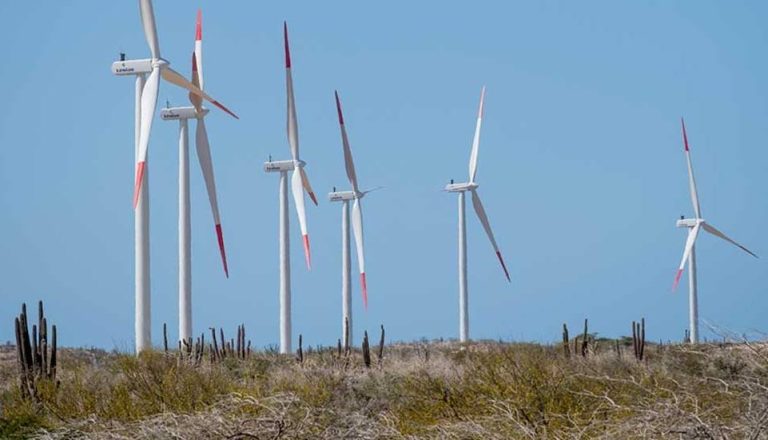 Por trabas legales, una firma extranjera desmonta proyecto de parque eólico en La Guajira y remata 90 aerogeneradores