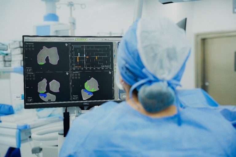 Primera cirugía unicompartimental de rodilla con asistente robótico