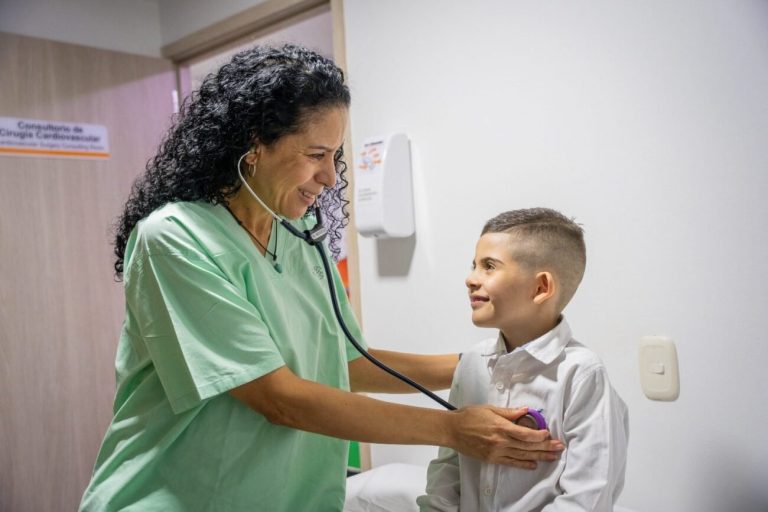 Primera vez en el país: médicos restauran función biventricular del corazón de un niño de 8 años