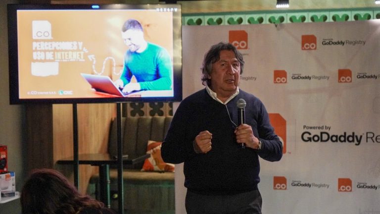 Qué piensan los colombianos sobre Internet, IA y teletrabajo