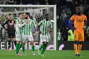 Real Madrid se diluye ante el Betis, Julián Álvarez pone líder al Atlético