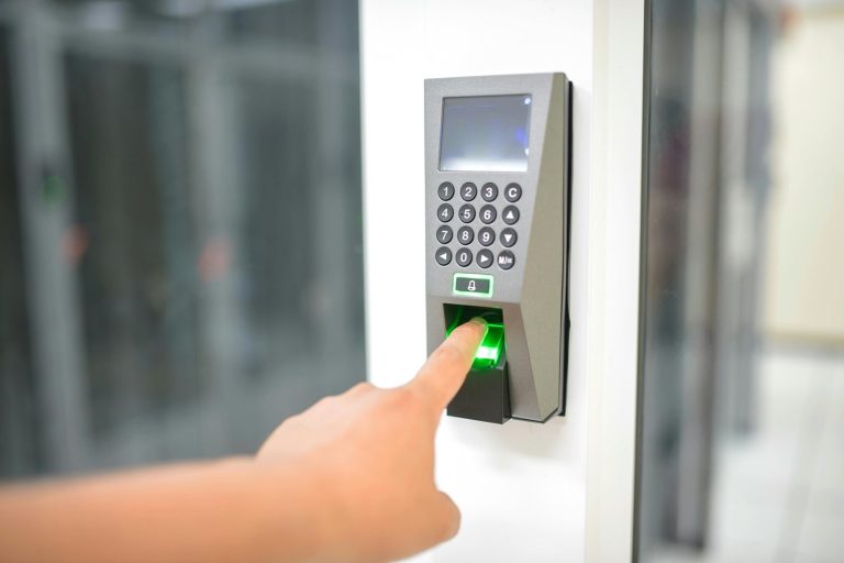Reconocimiento facial y huellas digitales transforman la seguridad empresarial