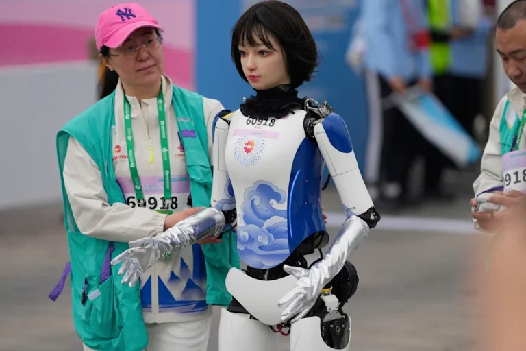 Robots humanoides corren medio maratón en China junto a competidores humanos