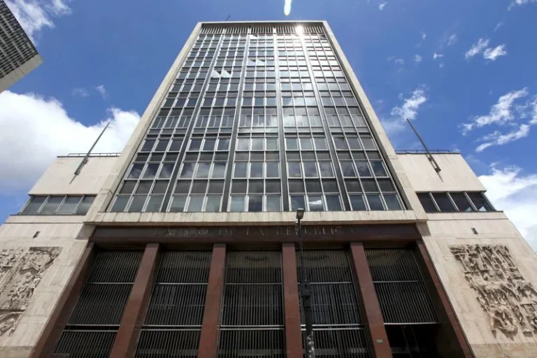 Banco de la República  y Política