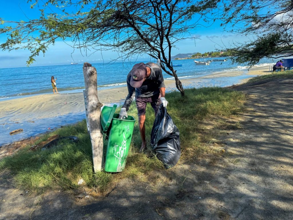 Santa Marta limpia sus playas para el fin de año turístico
