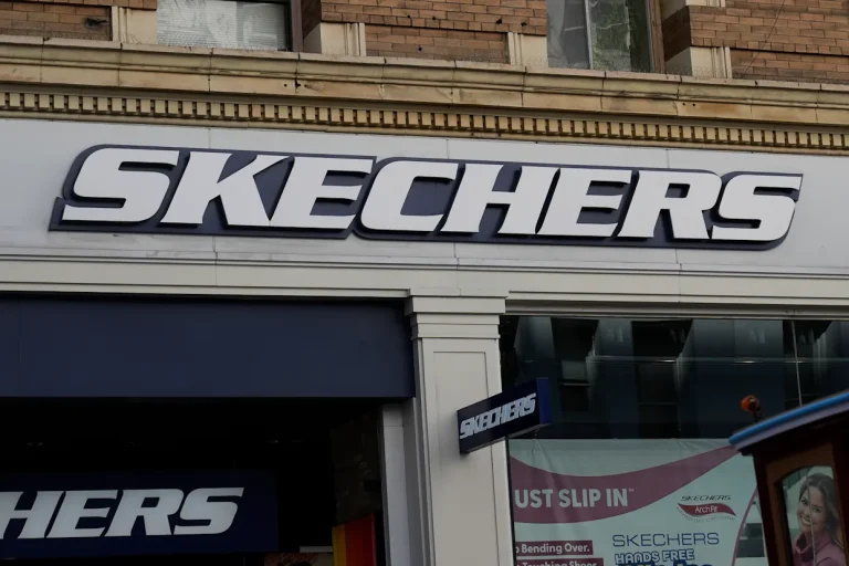 Skechers será adquirida por USD 9.000 millones y dejará de cotizar en bolsa