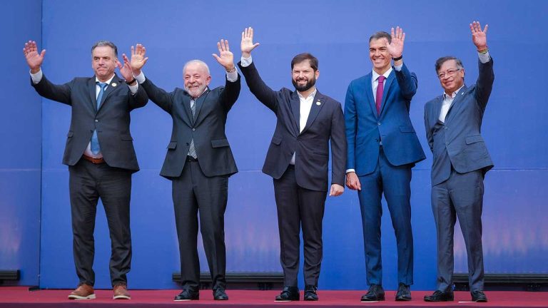 “Tarea común, combatir la desinformación”: acuerdo de los cinco presidentes en Chile