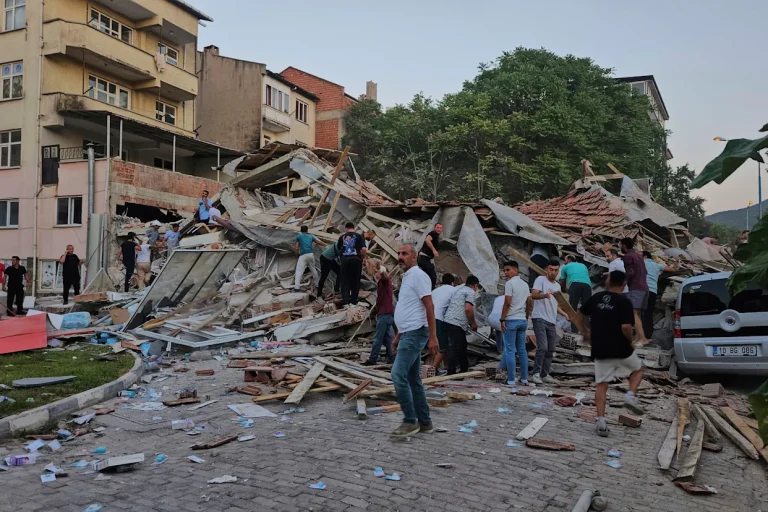 Terremoto en Turquía: un muerto, veintinueve heridos y diez edificios colapsados