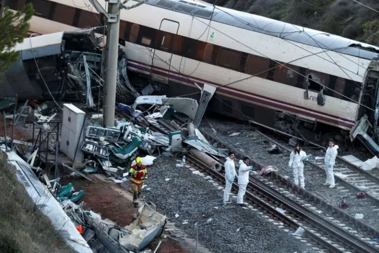 Terror entre carriles: choque de trenes de alta velocidad, ya son 39 los  muertos