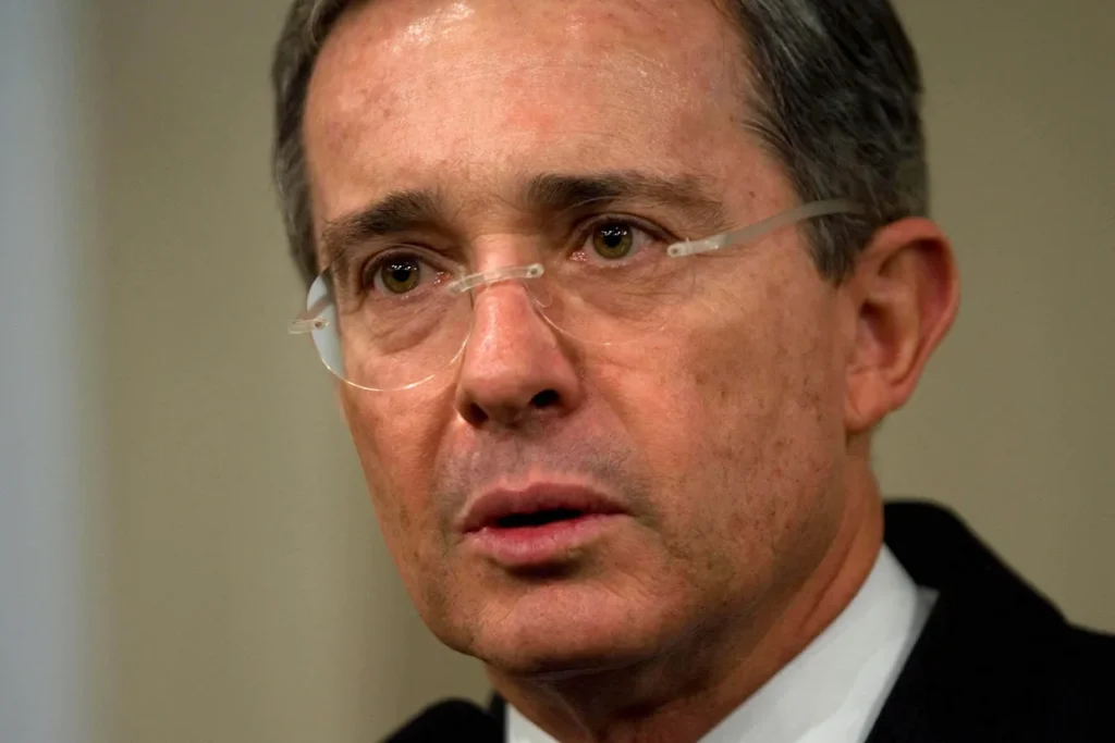 Tribunal revoca condena contra expresidente colombiano Álvaro Uribe por soborno y fraude procesal