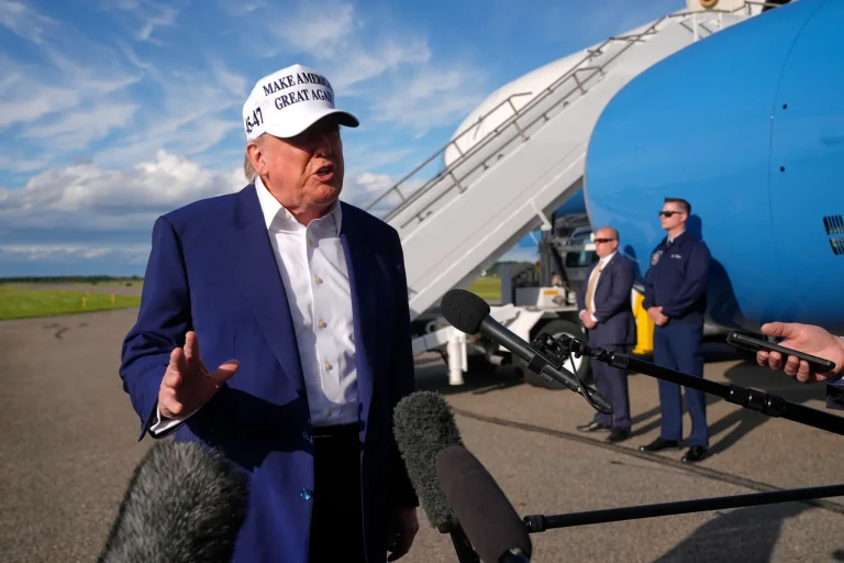 Trump anuncia que retrasará hasta julio un arancel del 50 % a la Unión Europea